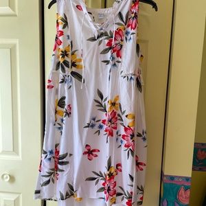 NWT Old Navy White Floral Printed Tank, size medium